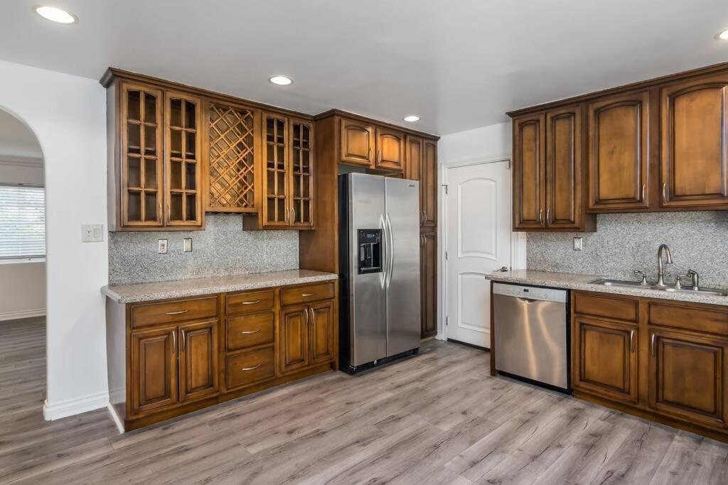 Woodland Hills 3 Bedroom W/ Pool And Holiday home
